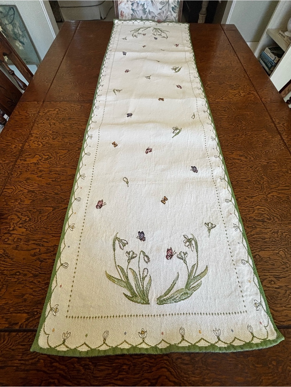 Villeroy & Boch Cream Table Runner with Green Trim and Floral Embroidery